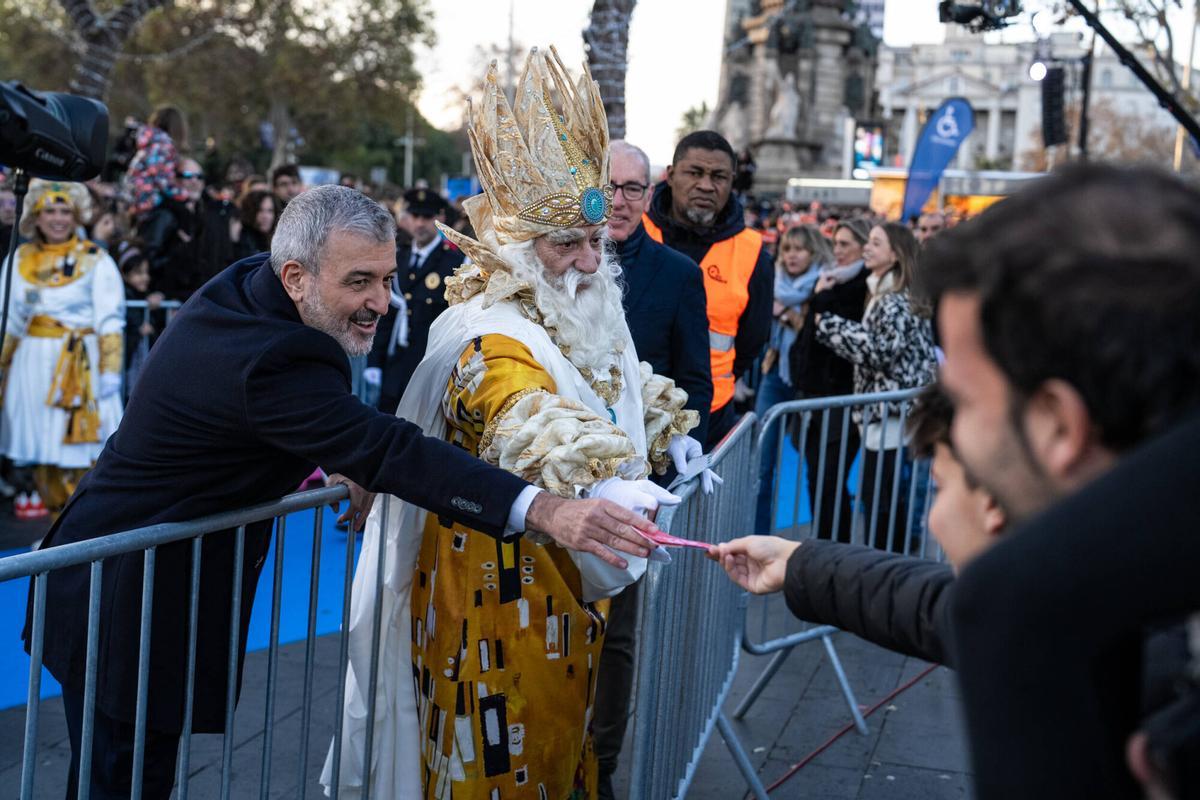 Miles de personas colman la costa de Barcelona para dar la bienvenida a los Reyes Magos