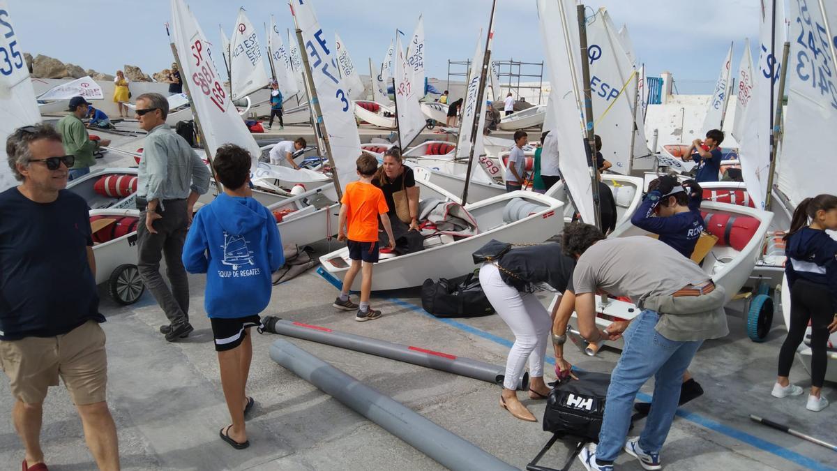 Más de doscientos Optimist participan en la Setmana de Vela - Trofeu DURAN de Cala Gamba.