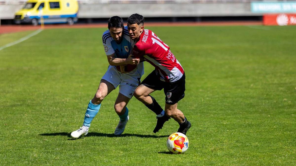 Adrián Armental se desquita de la marca del defensor del Atlético Arteixo durante el duelo en San Lázaro.