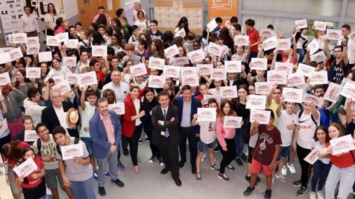 escuelas con  paredes de cristal