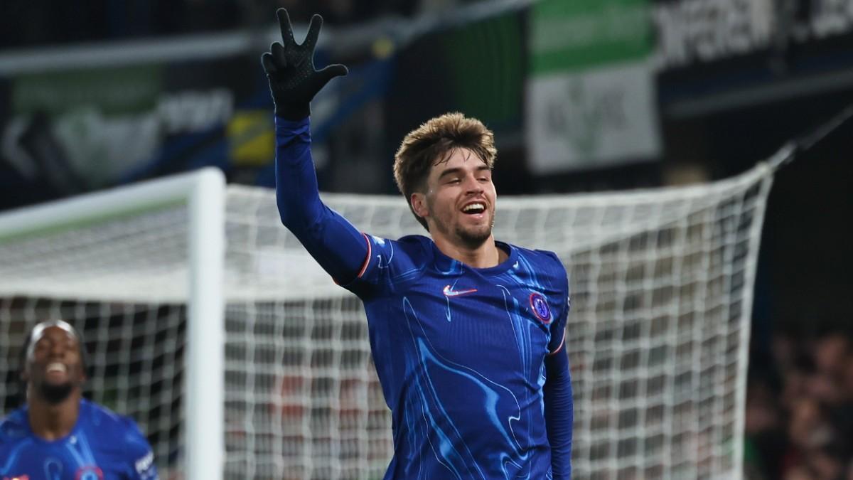 Marc Guiu celebra su triplete frente al Shamrock Rovers