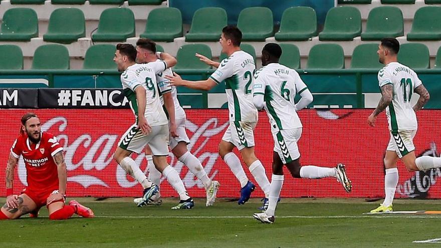 Los jugadores del Elche celebran un tanto ante el Sevilla.