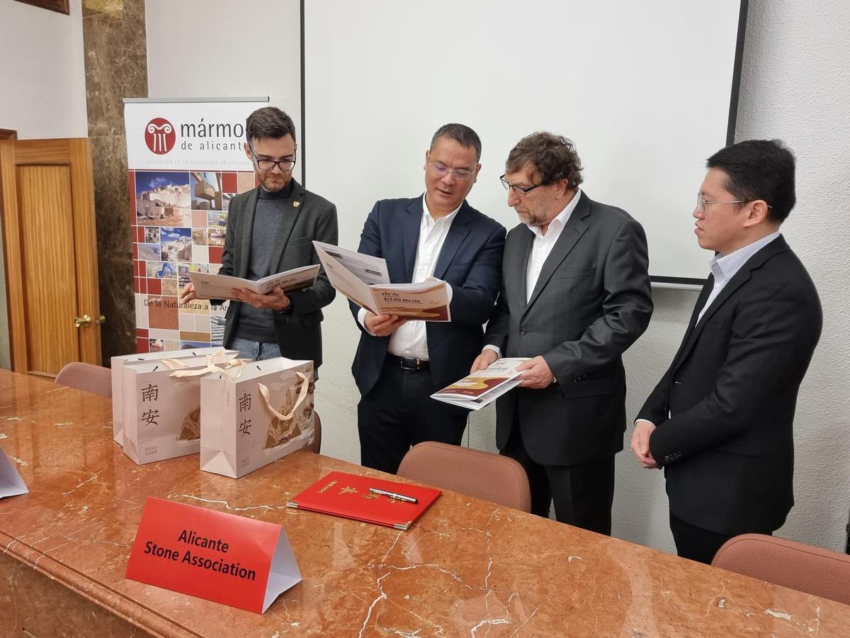 Intercambio de regalos entre la delegación china y la alicantina.