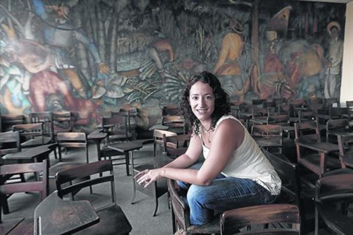 PROFESSORA. La barcelonina Marta Escartín, a l’aula de la  Universitat de l’Havana on ensenya  català. Se’n va anar per un any i ja va pel quart.