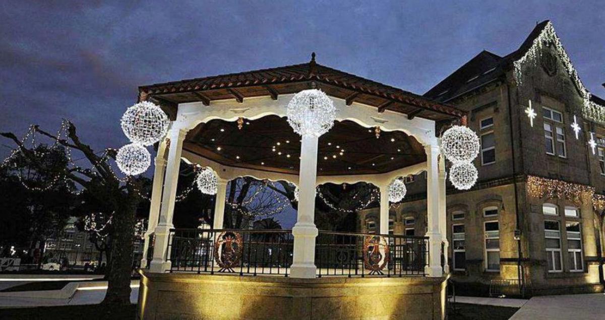 A Estrada ilumina su Navidad con 106 arcos y 302 adornos