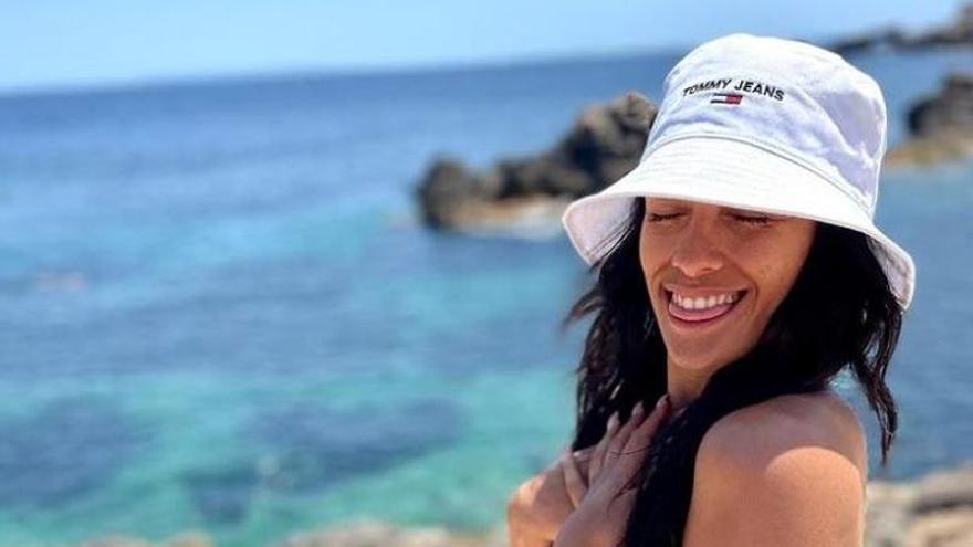 Chanel Terrero en una de las calas de Ibiza.