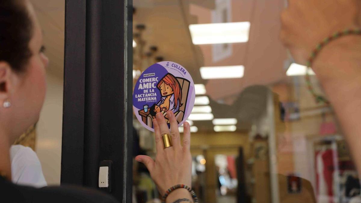 Adhesivo en la puerta que identifica a los comercios adheridos.