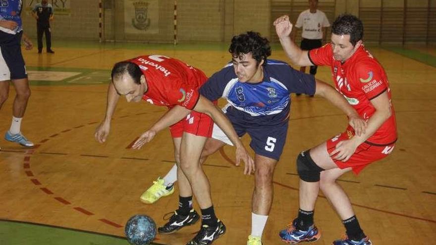 David Freire pierde un balón en un partido anterior. // Santos Álvarez