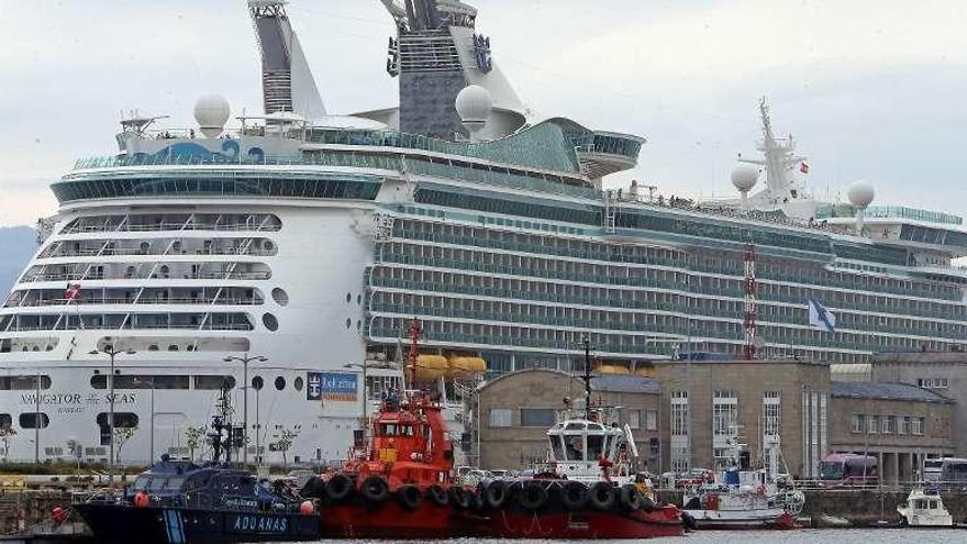 Los 3.000 cruceristas del &quot;Navigator of the Seas&quot; se dejaron sentir en el frente marítimo. // Marta G. Brea