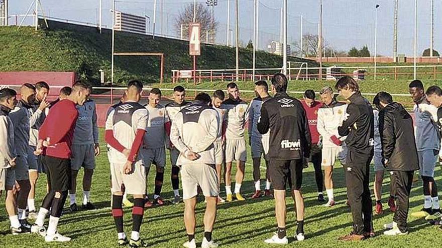 Vicente Moreno da instrucciones a sus jugadores durante el entrenamiento de ayer en las instalaciones del Sporting de Gijón en Mareo.