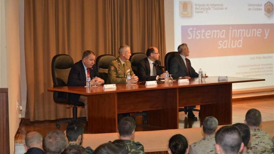 José Peña clausura el ciclo de conferencias de la UCO en la base