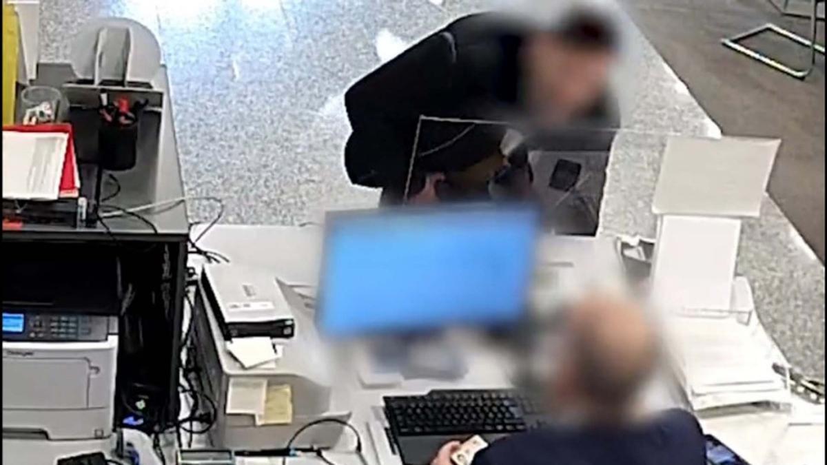 Así actuaban los dos hombres que suplantaban la identidad de las víctimas en oficinas bancarias y les estafaron 57.000 €.