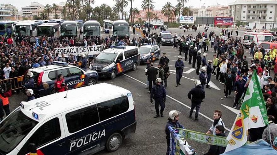 La Policía separando a las aficiones de Elche y Hércules fuera del estadio Martínez Valero antes iniciarse el derbi