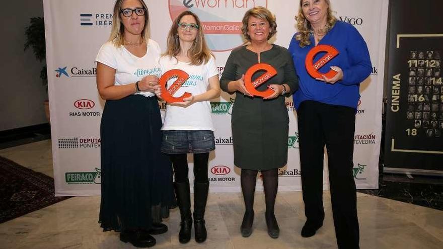 Rebeca Tenoira y Cristina Conde, de &quot;Animosa&quot;, con Carmen Albo y Lina Solla, premios eWoman.// A.Villar