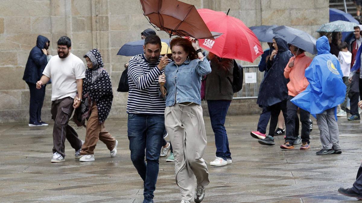 Una pareja pasea por Santiago durante el temporal de la semana pasada