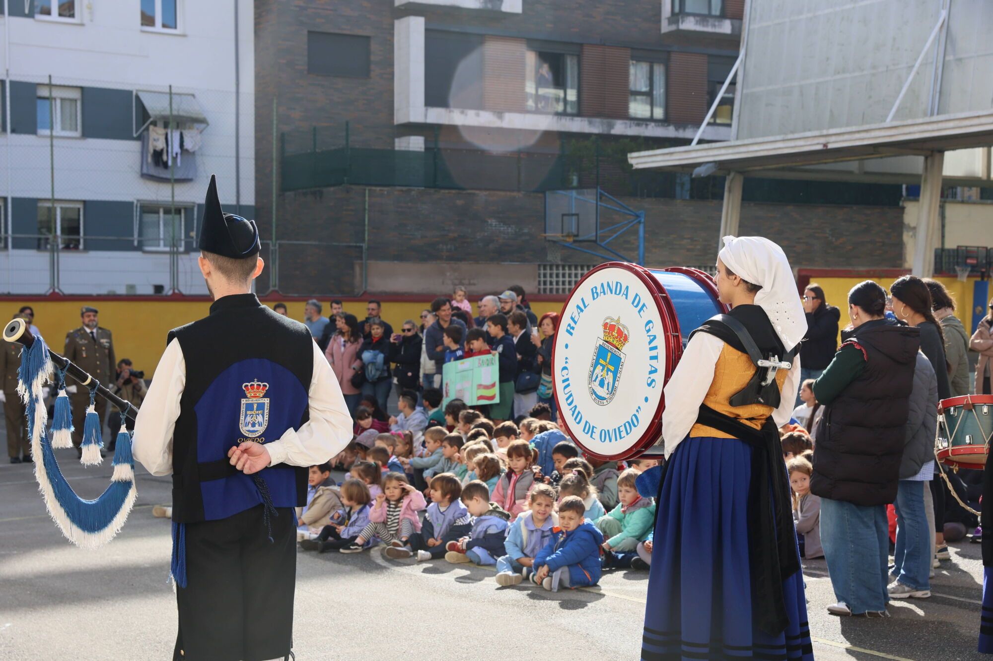 Escuelas Blancas. Acto de izado de la bandera con asistencia del delegado de Defensa y representantes de la Guardia Civil, la Policía Nacional y la Municipal, entre otros