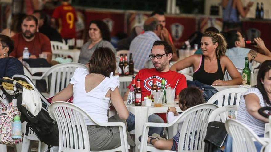 Varios asistentes a la fiesta de La Florida, ayer por la tarde.