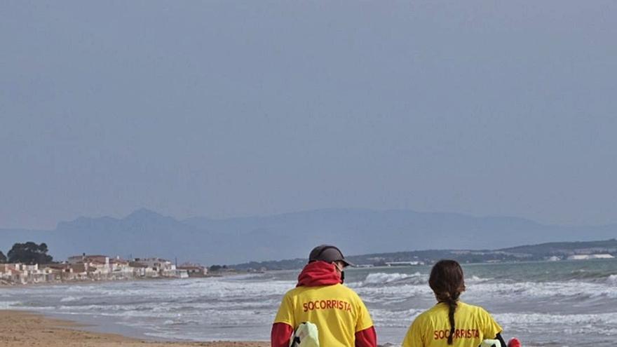 Personal del servicio de socorrismo y salvamentoen la playa de La Marinade Elche.