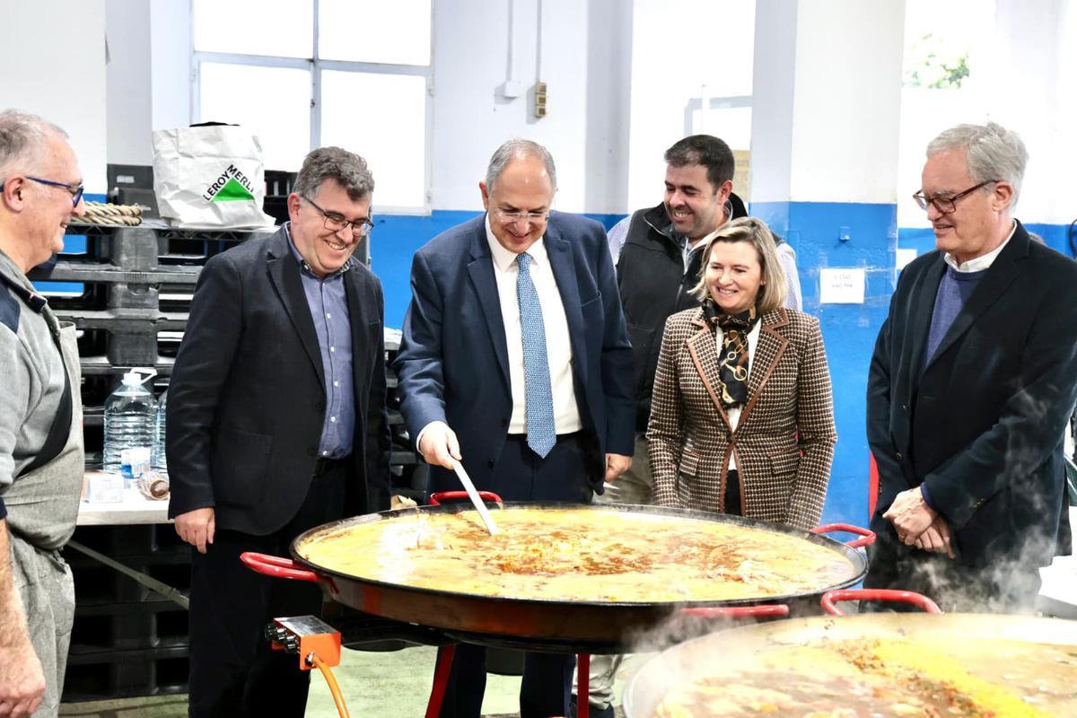 El comisario ha participado en la elaboración del almuerzo
