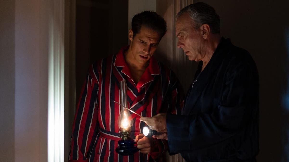 El vimiancés Martiño Rivas y José Coronado, en la nueva apuesta de Netflix, ‘El problema final’, adaptación de la novela homónima de Arturo Pérez-Reverte.