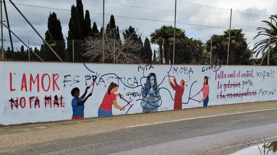 Denuncien a Twitter pintades contra el mural feminista de l&#039;Escola Llagut a Sant Pere Pescador