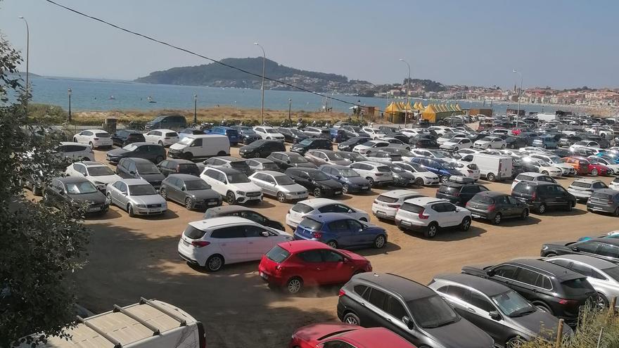 Quejas vecinales por el «leiraparking» de Praia América: «No podemos respirar»