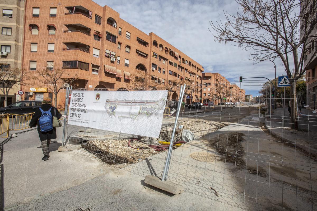 Carteles de &quot;disculpa&quot; que el Ayuntamiento colgó de las vallas que perimetran las obras. Este lunes ya no estaban.