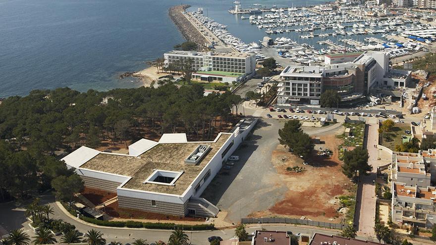 El centro cultural y el solar, que se usa de &#039;parking&#039;, donde se prevé la segunda fase.