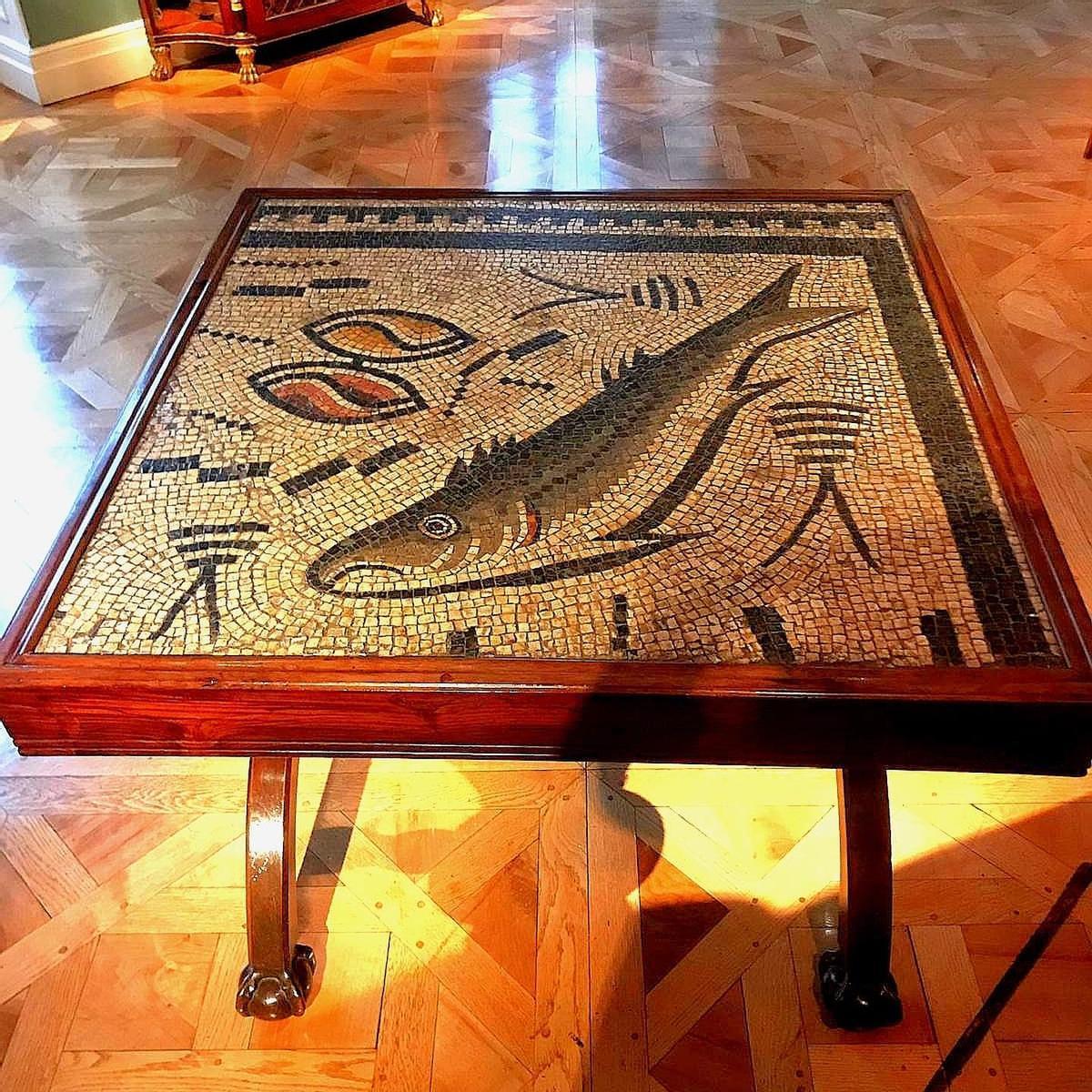 La mesa en que está encastrado el mosaico del siglo III.