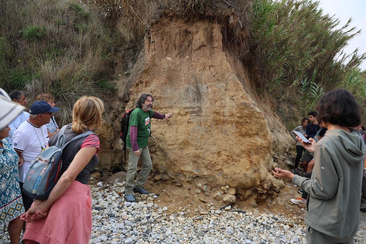 Antón Lois explica las capas de sedimentación que muestran restos de la playa de hace 120.000 años.