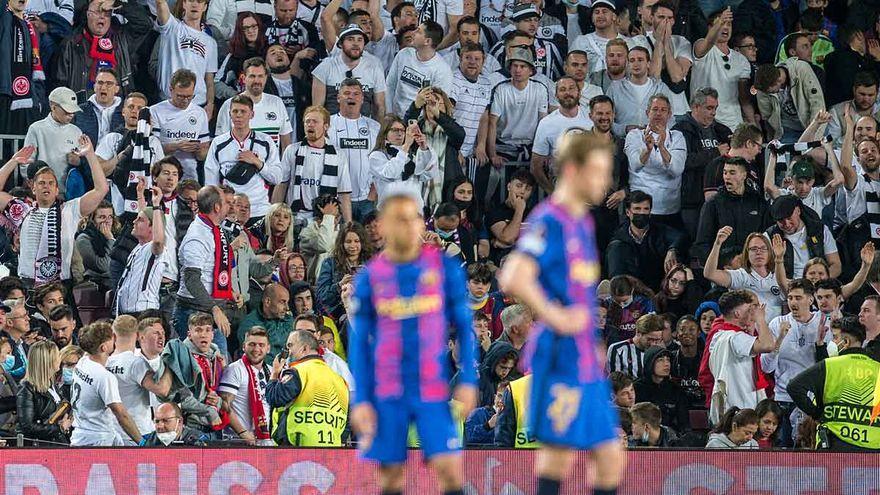 La grada del Camp Nou, teñida de blanco por las camisetas del Eintracht.