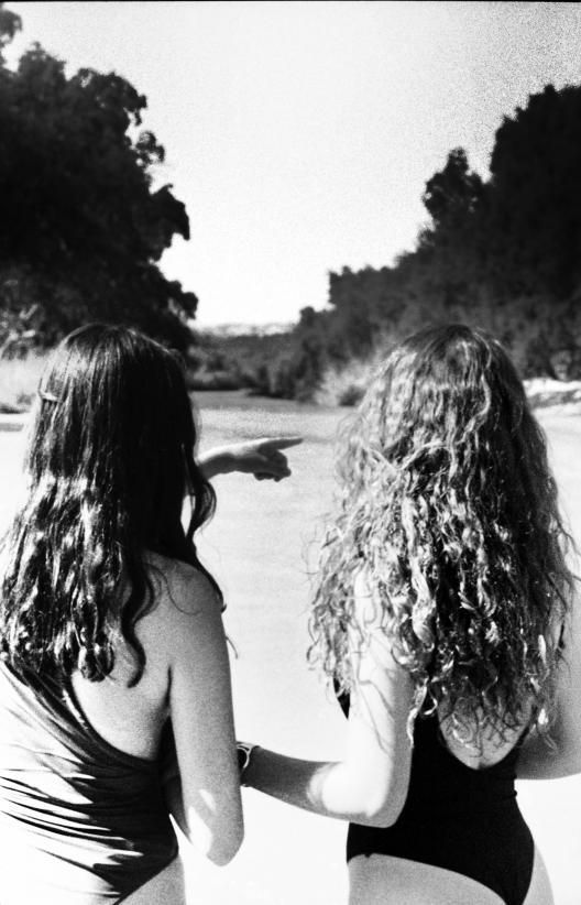 Blanca y Patricia, en el río Guadiana Menor. 