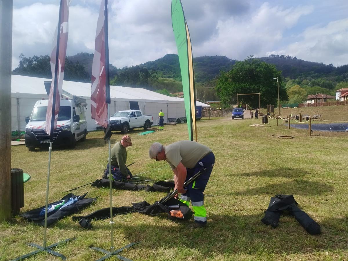 Cornellana, en Salas, se prepara para la Feria del Salmón y la subasta del campanu de Asturias