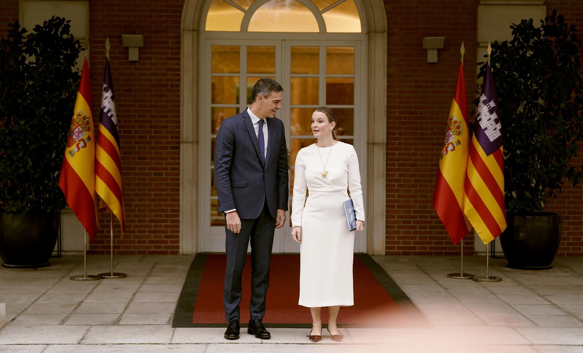 La reunión de Pedro Sánchez en Moncloa con Marga Prohens y María Guardiola, en imágenes