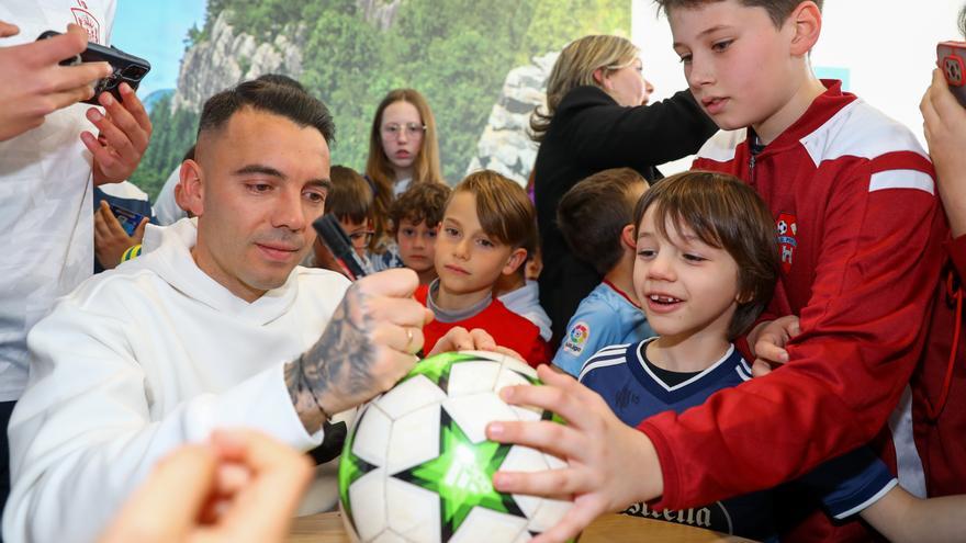 Los mil y un autógrafos firmados por Iago Aspas