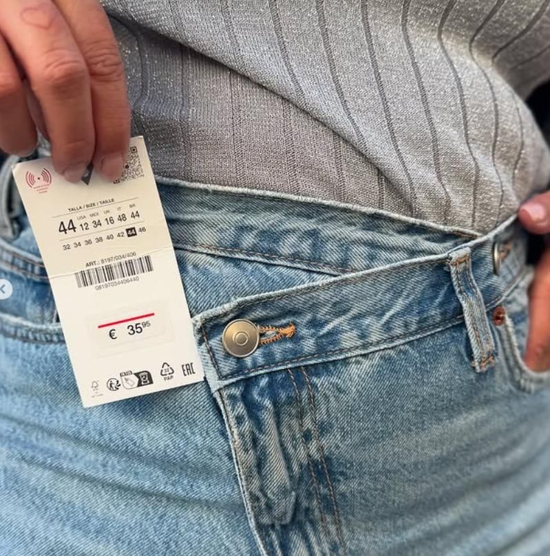 La imagen que ha compartido Anabel Pantoja mostrando la talla de su pantalón