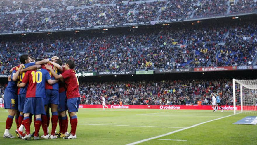 El Barça celebra su primer gol ante el Recreativo de Huelva.