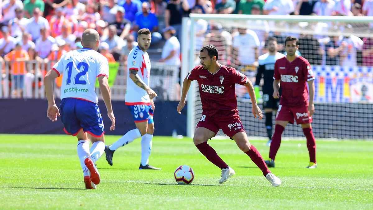 De las Cuevas, en una acción del Rayo Majadahonda-Córdoba CF de la Liga 18-19 en Segunda.