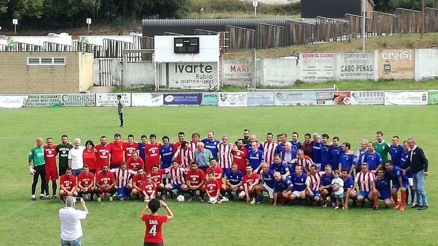 Los veteranos del Oviedo, el Sporting y el Candás y los componentes del equipo Amigos de Saúl posan juntos en La Mata al término del torneo.