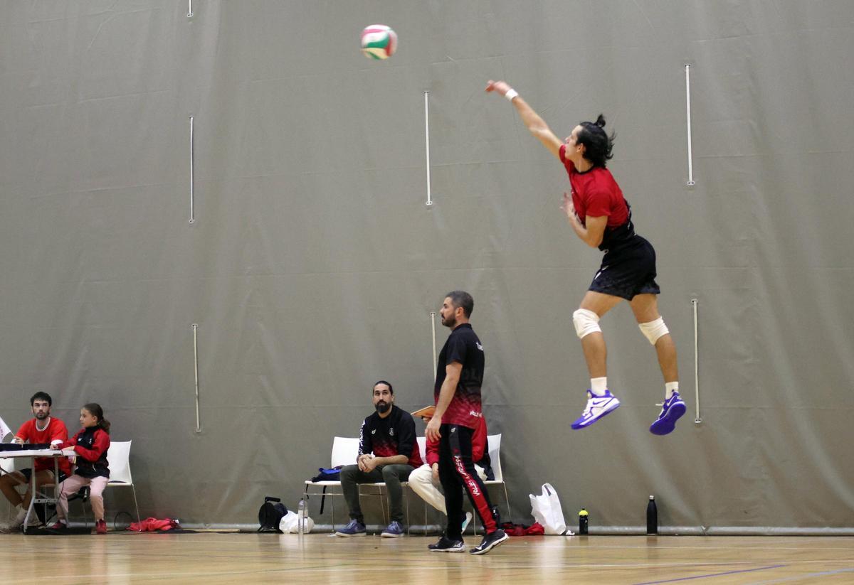 Guillem efectua un servei en el partit contra el CV Monjos a l'Ateneu