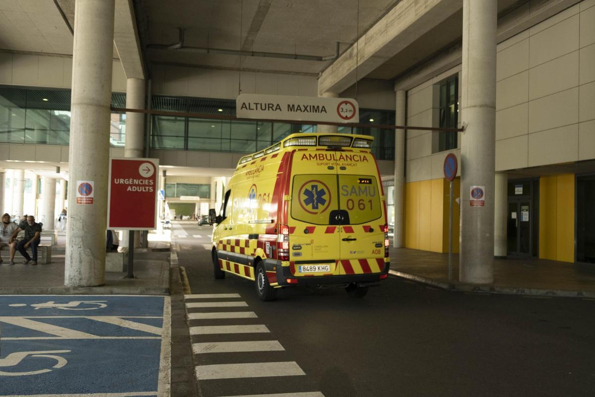Imagen de archivo de una ambulancia en las urgencias de Son Espases.