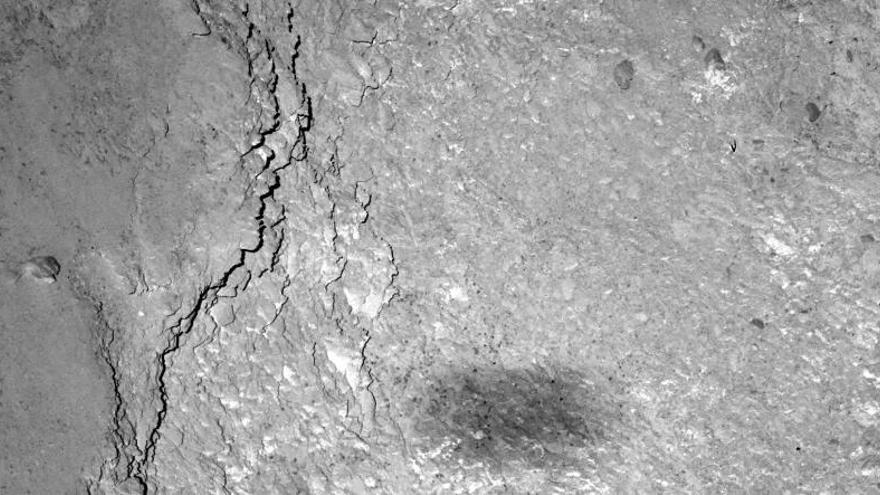 Fotografía realizada por la nave Rosetta, una imagen de su propia sombra.