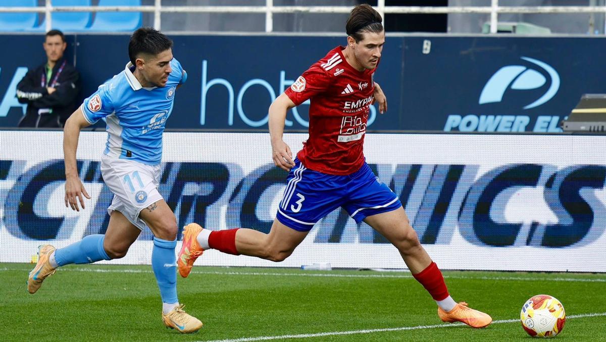 Chechu, jugador del Tarazona, conduce el balón durante el partido ante el Ibiza.