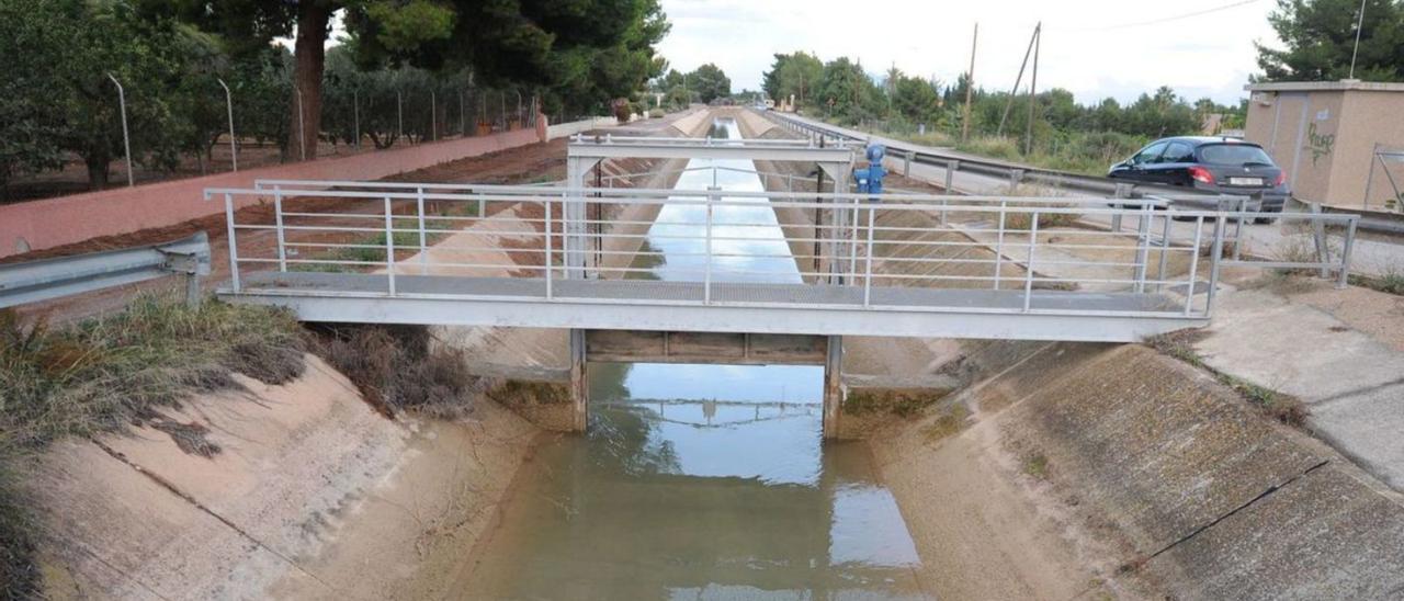 El canal del trasvase Tajo-Segura, a su paso por la comarca murciana del Bajo Guadalentín. | J.C.