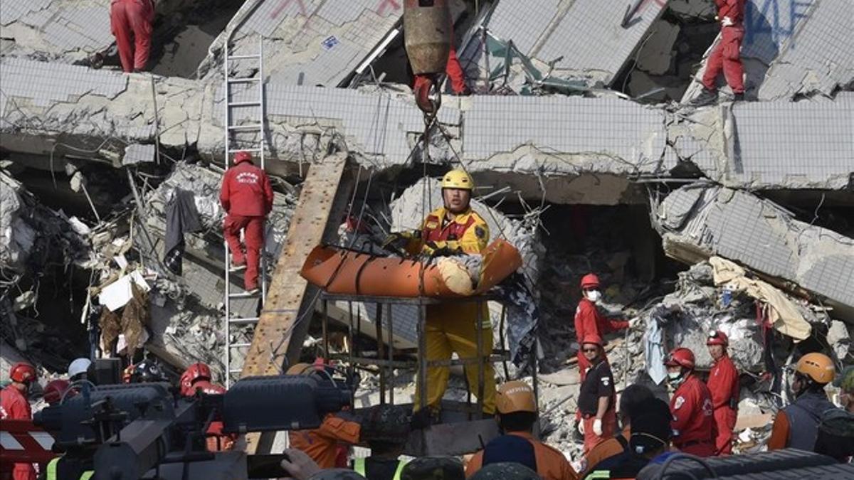 Los equipos de rescate trabajan en busca de supervivientes en uno de los edificio de Tainan.