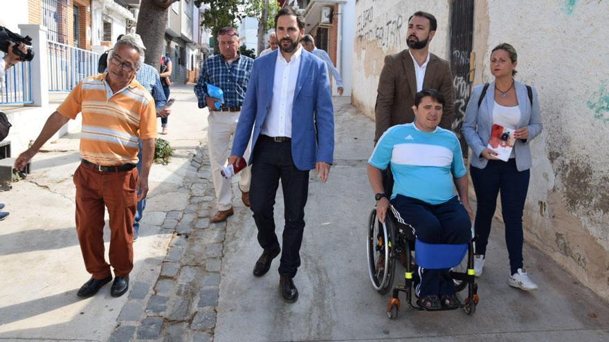 Pérez, Ruiz Araujo y Doña, a la derecha, visitaron ayer el barrio.