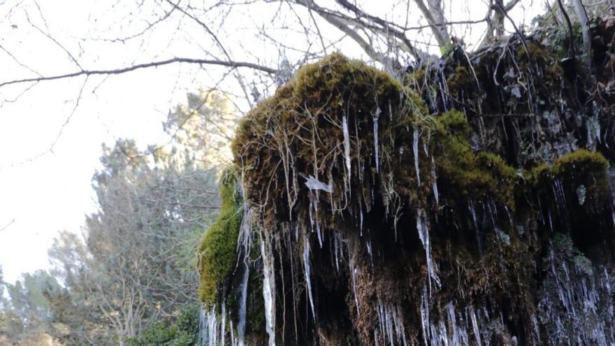 Formación de carámbanos en la Font de Moli Mató