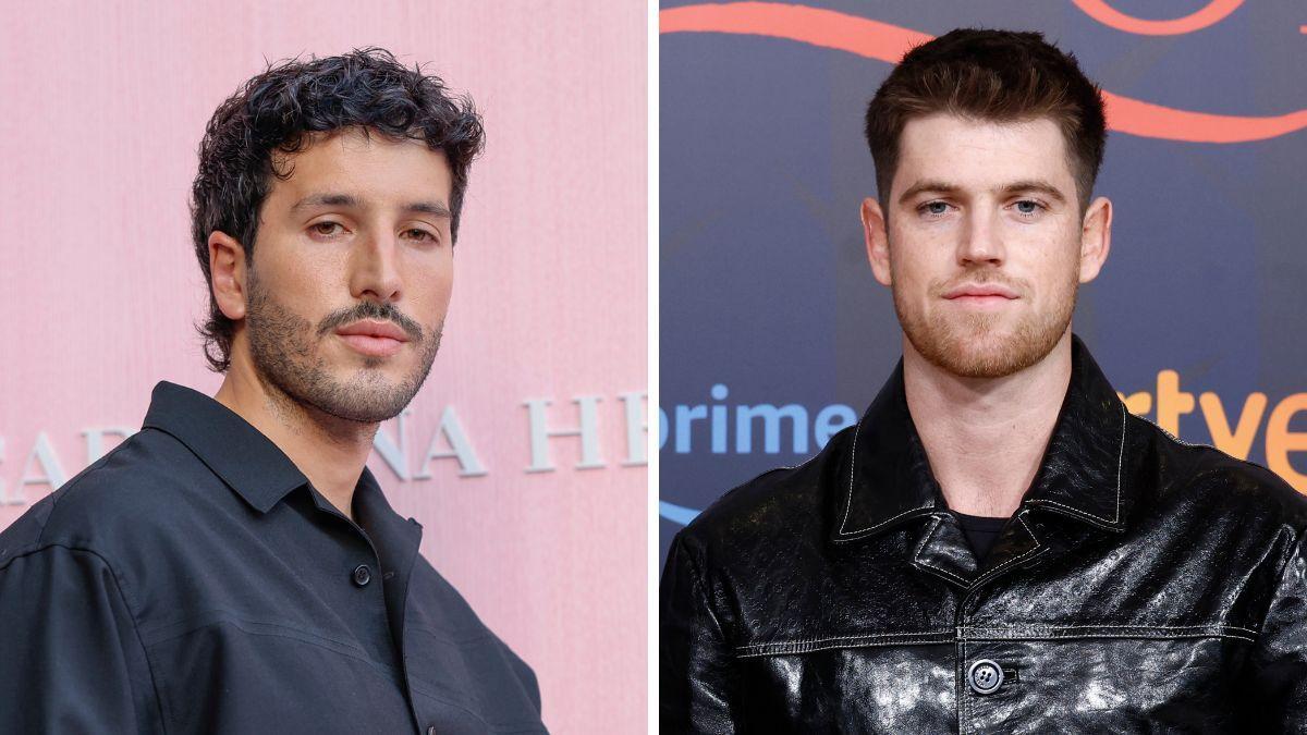 Sebastián Yatra y Miguel Bernardeau, sentados juntos en un desfile