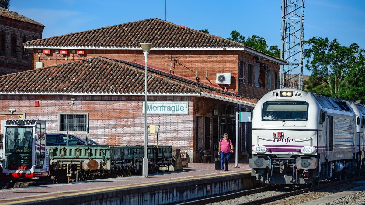 Tren en Monfragüe, de donde hay que coger un autobús hacia Plasencia.