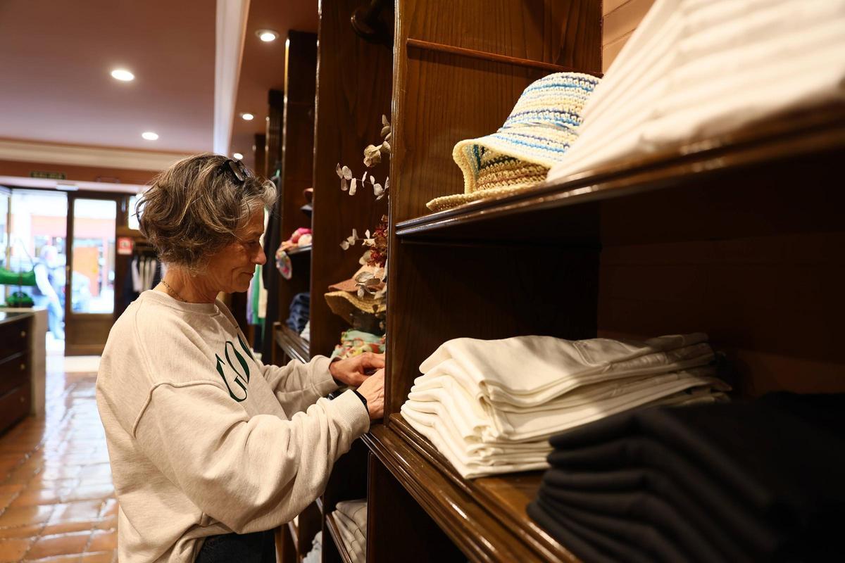 La comerciante, en plena faena.